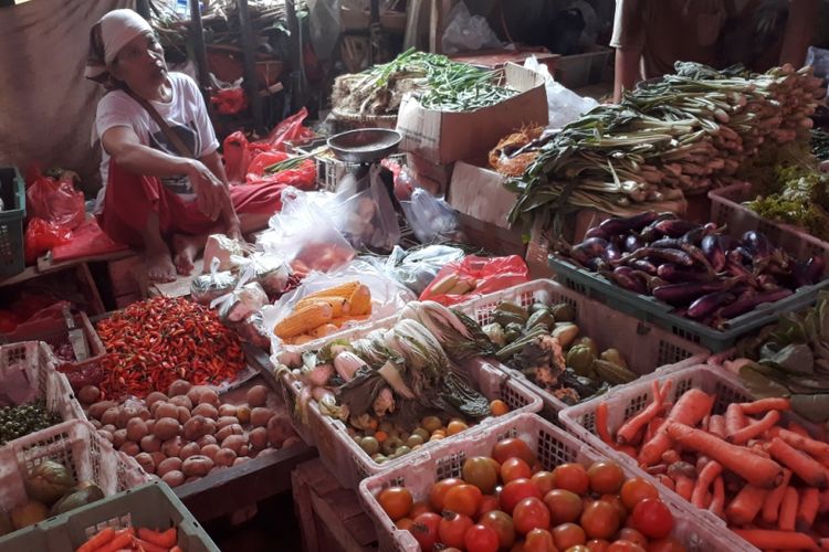 Stok banyak, harga cabai dan bawang merah stabil di Pasar Baru Bekasi, Selasa (21/8/2018).