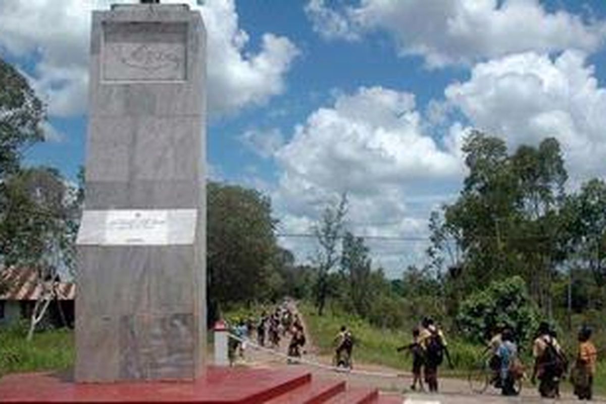 Ilustrasi: Sejumlah siswa Sekolah Menengah Kejuruan Negeri I Distrik Sota, Kabupaten Merauke, Papua, melewati Tugu Kembar yang berada di perbatasan Merauke dengan negara Papua Niugini, beberapa waktu lalu.