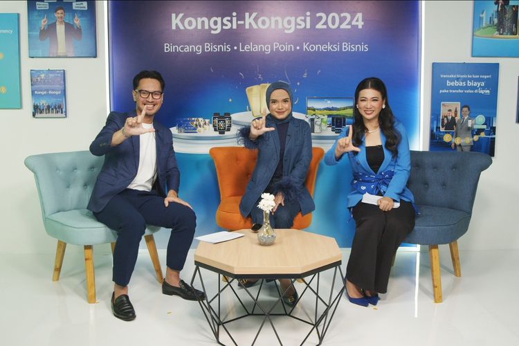 Bank Mandiri menggelar acara tahunan Kongsi-Kongsi 2024 dengan menghadirkan salah satu nasabah terbaik Bank Mandiri, yaitu owner Buttonscarves, Linda Anggrea (memakai jilbab) di Jakarta, Rabu (24/7/2024).