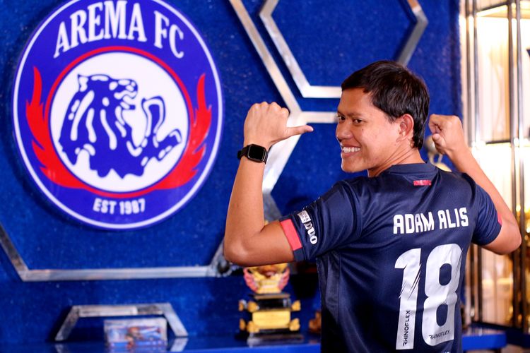 Pemain baru Adam Alis memamerkan nomor punggung yang digunakan selama di Arema FC seusai diperkenalkan pada media di Kandang Singa, Kantor Arema FC Kota Malang, Kamis (7/4/2022) sore.