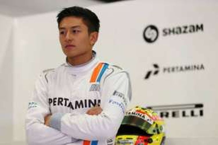 Pebalap Manor Racing asal Indonesia, Rio Haryanto, menunggu di paddock Sirkuit de Barcelona-Catalunya, Selasa (23/2/2016). 