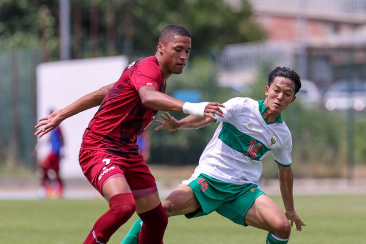 Pemain timnas U-19 Indonesia, Raka Cahyana (kanan) berebut bola dengan pemain Venezuela dalam ajang Toulon Cup 2022. 