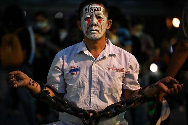 Massa pro-demokrasi menggelar aksi unjuk rasa menentang dekrit darurat oleh Pemerintah Thailand, di Bangkok, Thailand, Kamis (15/10/2020). Puluhan ribu orang turun ke jalan memprotes keputusan Pemerintah mengeluarkan dekrit darurat yang melarang kerumunan dan pembatasan media.