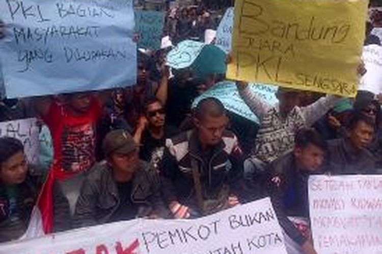  Tak kurang dari 30 orang pedagang kaki lima yang terusir dari zona terlarang berjualan, melakukan aksi demonstrasi di depan Kantor DPRD dan Kantor Pemerintah Kota Bandung, Senin (17/2/2014).
