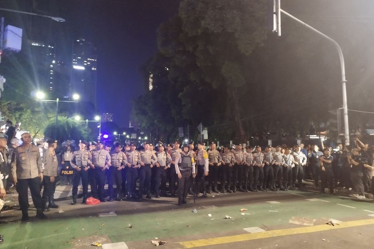 Polisi membuat barikade usai membubarkan massa demo bertahan di depan gedung Komisi Pemilihan Umum (KPU) RI, Jalan Imam Bonjol, Menteng, Jakarta Pusat, Rabu (20/3/2024).