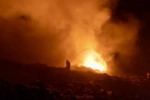 Terbakar Sejak Sore, Kebakaran TPA Bakung Lampung Belum Padam
