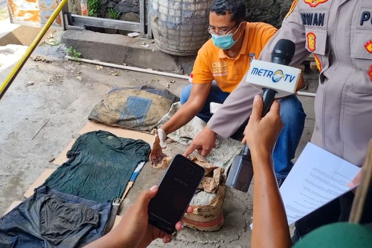 Polisi meninjau TKP pengecoran mayat di Tembalang, Selasa (9/5/2023).