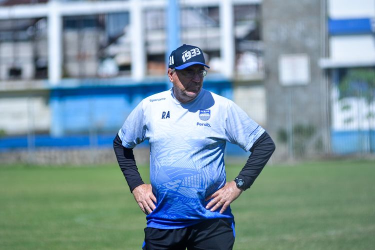 Robert Rene Alberts pelatih Persib saat memimpin latihan tim pada Kamis (7/7/2022) di Stadion Persib, Sodolig, Bandung. 