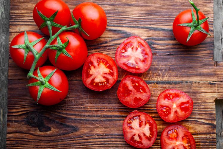 Ilustrasi tomat. Tomat terkenal dengan kandungan likopen, yang salah satu manfaatnya adalah bisa menurunkan kolesterol secara alami setelah banyak makan lemak jenuh.