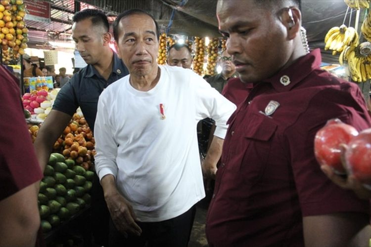 K160-19 13042024 Presiden RI Joko Widodo Kunjungi Pasar Buah Berastagi