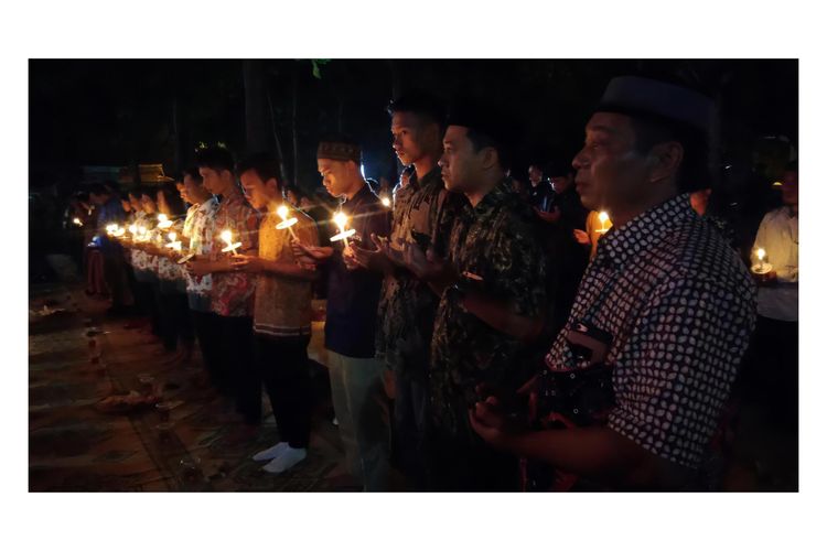 Tradisi Tirakatan menjelang perayaan Hari Kemerdekaan. Foto diambil sebelum pandemi Covid-19.