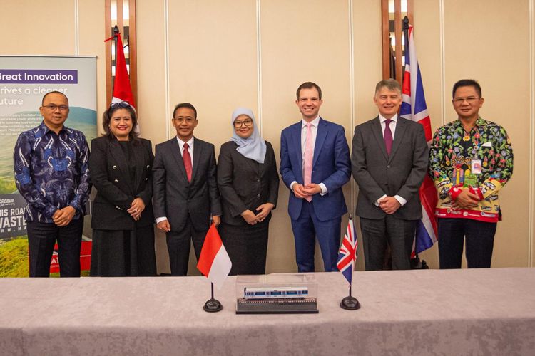 The UK Minister of Export at the Department of International Trade H.E. Andrew Bowie melakukan kunjungan kerja ke Indonesia dan bertemu dengan pihak Pemprov DKI Jakarta serta PT MRT Jakarta pada Kamis (02/02/2023).