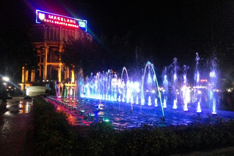 Air mancur menari (dancing water fountain) mulai dinyalakan pada pergantian tahun baru di alun-alun Kota Magelang, Minggu (31/12/17) malam. 