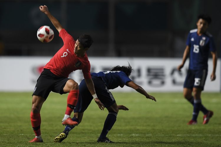 Pemain Korea Selatan, Hwang Hee-chan, memperebutkan bola dengan pemain Jepang, Taishi Matsumoto, pada laga final Asian Games 2018 di Stadion Pakansari, 1 September 2018. 