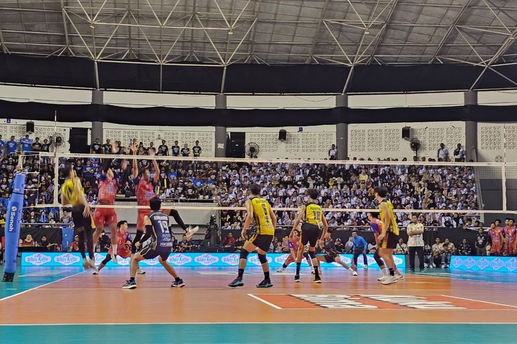 Pertandingan perebutan peringkat tiga Livoli 2025 antara Indomaret vs Perumda Tirta Bhagasasi di GOR Ki Mageti, Magetan, Jawa Timur, Minggu (19/10/2025).