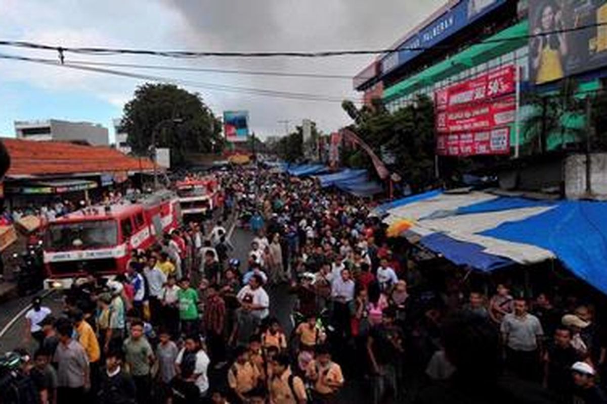 Mobil pemadam kebakaran dikerahkan untuk menjinakkan api di depan Pasar Palmerah, Jakarta Pusat, Rabu (7/3/2012).