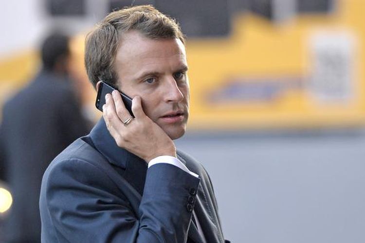Ilustrasi: Presiden Perancis Emmanuel Macron sedang menelepon.