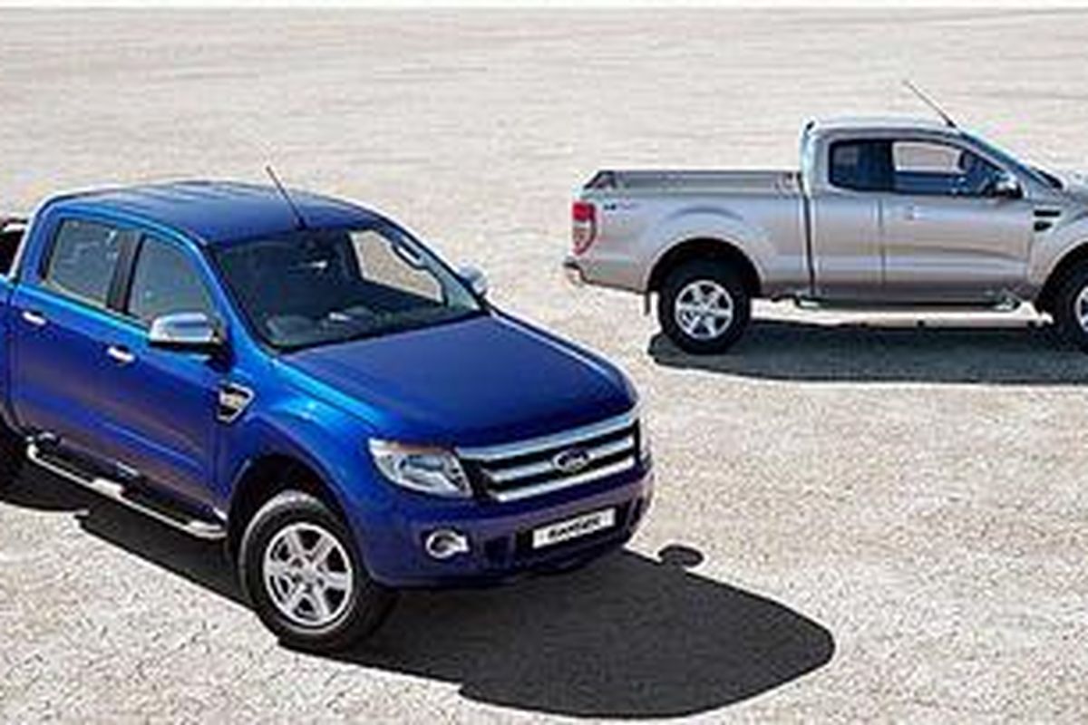 Dua model Ford All-New Ranger, Kabin Ganda (kiri) dan Kabin Tunggal (kanan)