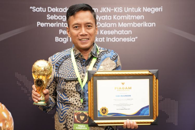 Sekretaris Daerah (Sekda) Kabupaten Bulungan Risdianto menerima penghargaan Universal Health Coverage (UHC) Awards 2024 dari Badan Penyelenggara Jaminan Sosial (BPJS) Kesehatan.