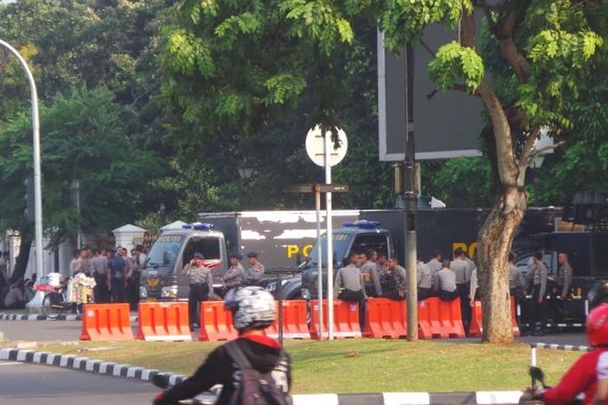 Kondisi di salah satu pintu Istana Negara yang dijaga aparat polisi dalam mengantisipasi demo Harkitnas. Rabu (20/5/2015).