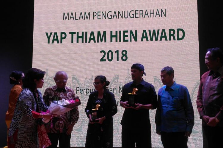 Pembela hak agraria Eva Susanti Hanafi Bande dan kelompok masyarakat Sedulur Sikep menerima penghargaan Yap Thiam Hien Award (YTHA) 2018 di Perpustakaan Nasional RI, Jakarta Pusat, Senin (21/1/2019).