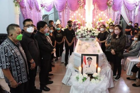 Jenazah Wakil Bupati Sangihe Helmud Hontong Dimakamkan di Tahuna