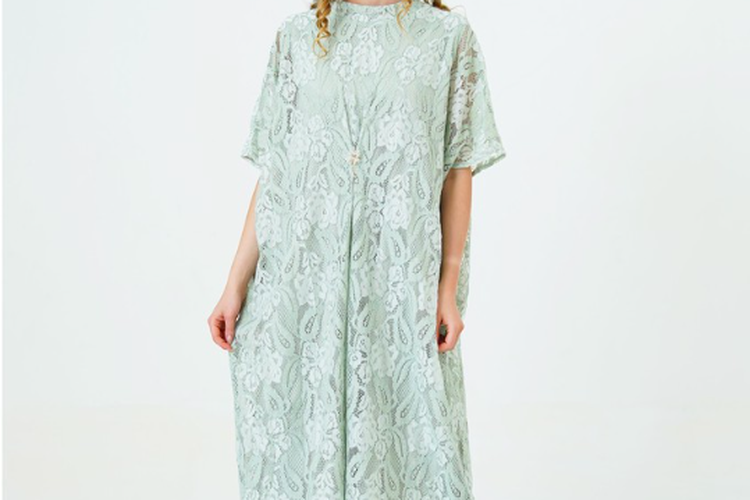 High Neck Two Tone Lace Kaftan dari merek Icon, rekomendasi kaftan Lebaran

