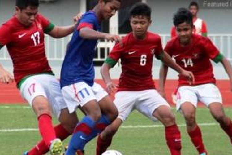 Timnas Indonesia U-16 saat berlaga melawan Malaysia di babak kualifikasi Grup B Piala AFF U-16, Kamis (29/8/2013).