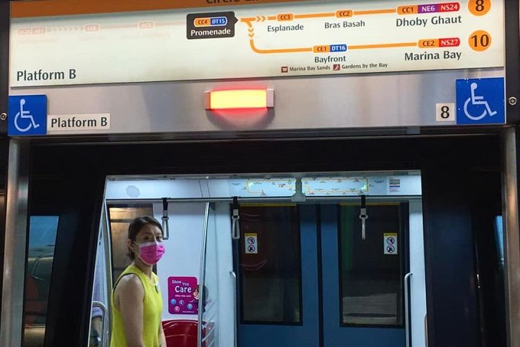 Seorang penumpang terlihat memakai masker ketika menatap sambil menunggu pintu MRT Circle Line Singapura ditutup di Stasiun MRT Promenade, Sabtu siang (04/04/2020). Pandemi Corona yang mewabah di Singapura memasuki tahap transmisi lokal yang bersifat komunal. Pemerintah negeri Singa telah memerintahkan warganya untuk memakai master ketika harus keluar meninggalkan rumah.