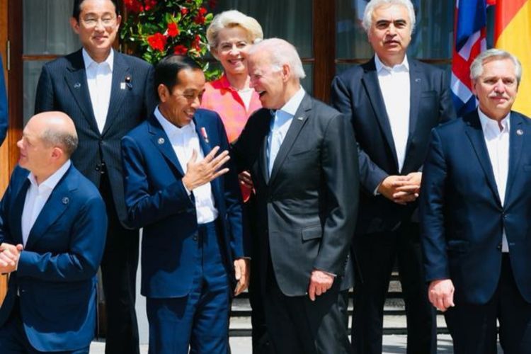 Presiden Joko Widodo bersama Presiden AS Joe Biden dan sejumlah pemimpin dunia lain di lokasi Konferensi Tingkat Tinggi (KTT) G7 di Schloss Elmau, Jerman, Senin (27/6/2022).