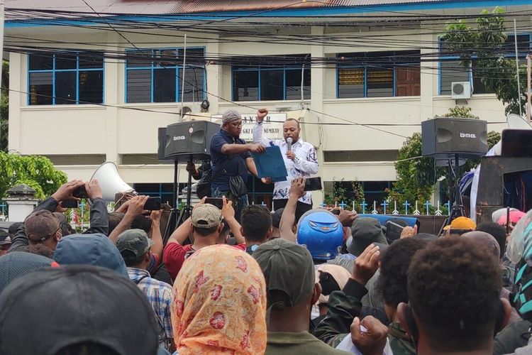 Situasi unjuk rasa Save Gubernur Papua yang dilakukan ratusan massa di Taman Imbi, Distrik Jayapura Utara, Kota Jayapura, Papua, Selasa (20/9/2022)
