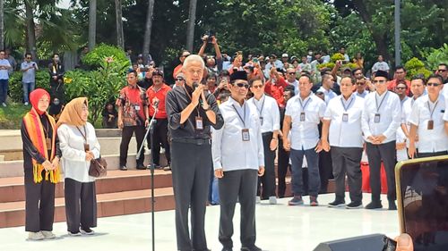 "Pesan Tuhan" di Balik Kemeja Putih Mahfud MD Dipakai Daftar Capres-Cawapres