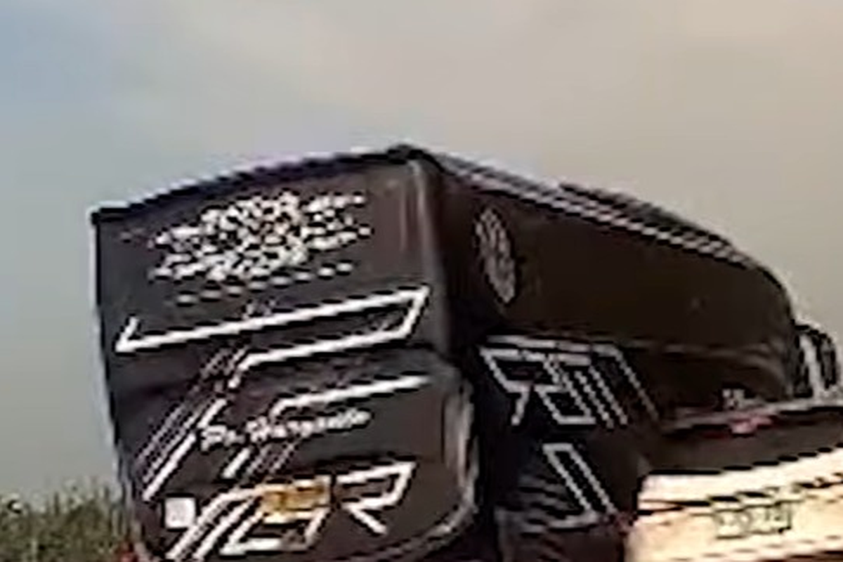 Kronologi bus PO Haryanto menabrka lima mobil di Tol Batang, Jawa Tengah pada Minggu (15/3/2026).