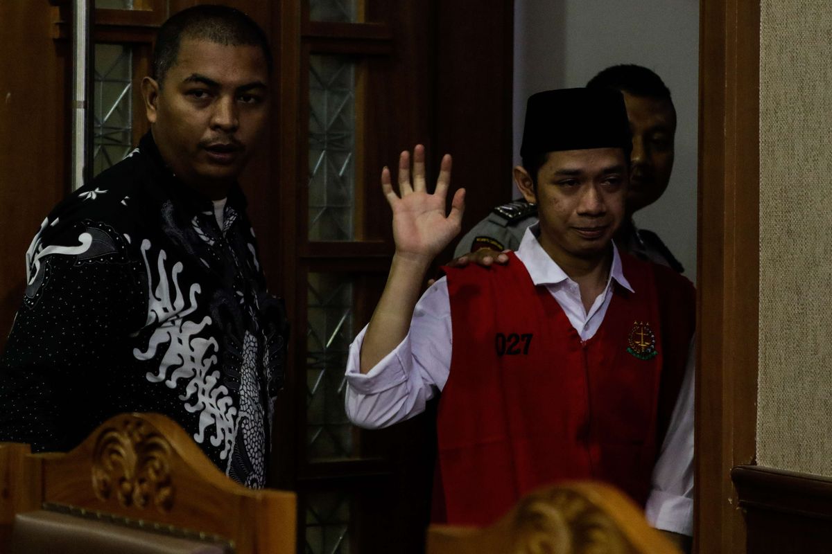 Lutfi Alfiandi (20), pemuda yang fotonya viral sedang menggenggam bendera Merah Putih saat kerusuhan di kawasan DPR, Jakarta, September 2019, tak kuasa menahan tangis usai sidang di Pengadilan Negeri Jakarta Pusat, Rabu (8/01/2020) siang.