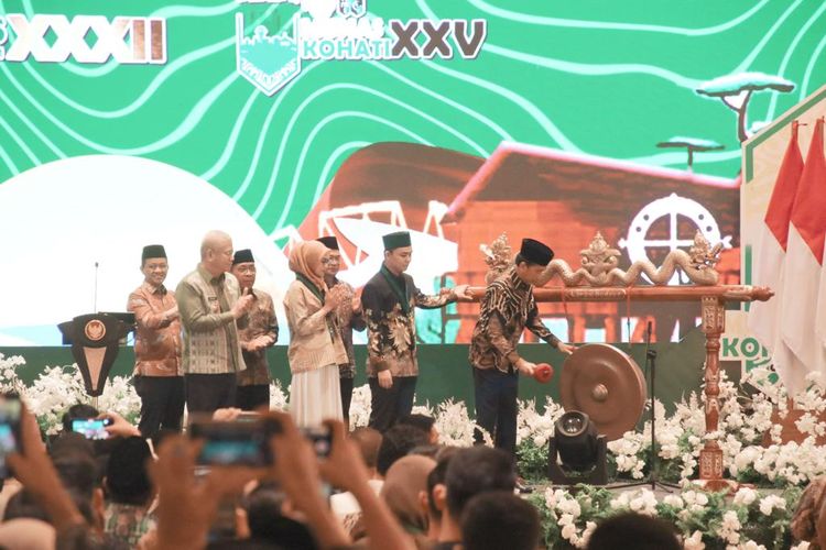 Presiden Joko Widodo resmi membuka Kongres Himpunan Mahasiswa Islam (HMI) di Qubu Resort, Kabupaten Kubu Raya, Kalimantan Barat (Kalbar), Jumat (24/11/2023) malam. 