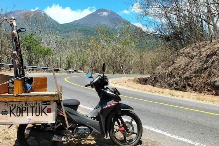 Agust Puka, seorang Barista Kopi Tuk mempromosikan dan menjual Kopi Tuk di sekeliling Pulau Flores dengan bersepeda motor. Ia menempuhan ratusan kilometer dari Labuan Bajo dengan kapal Ferry KM Dharma ke Maumere dan menjual kopi Tuk sampai Larantuka, Kabupaten Flores Timur, Selasa, (20/9/2022). (KOMPAS.com/Dok-Agust Puka)