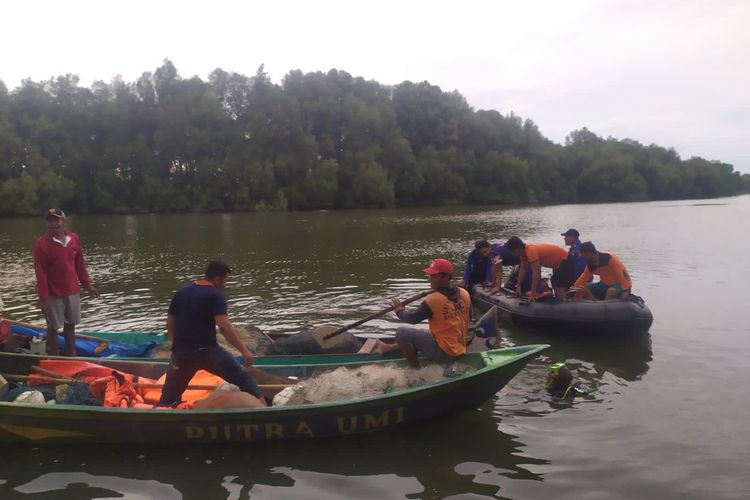 Tim gabungan dari unsur kepolisian, Badan Penanggulangan Bencana Daerah (BPBD) Gresik dengan dibantu warga setempat, melakukan upaya pencarian korban yang tenggelam di Bengawan Kalimireng, Kecamatan Manyar, Jumat (16/12/2022).