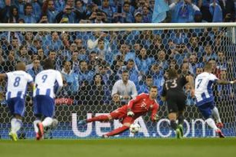 Penyerang dan kapten FC Porto, Ricardo Quaresma (kanan), melepaskan tendangan penalti yang berunjung gol pada pertandingan leg pertama perempat final Liga Champions melawan Bayern Muenchen di Stadion Dragao, Porto, Rabu (15/4/2015). 