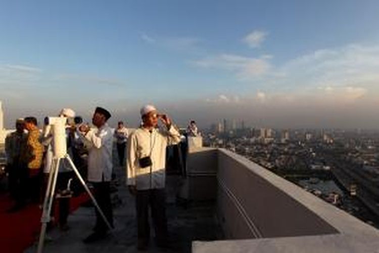 Tim Lakjnah Falakiyah Pengurus Besar Nahdlatul Ulama meneropong untuk melihat rukyat hilal di Jakarta, Senin (8/7/2013). Hasil rukyat hilal ini untuk menetapkan 1 Ramadhan 1434 H.  