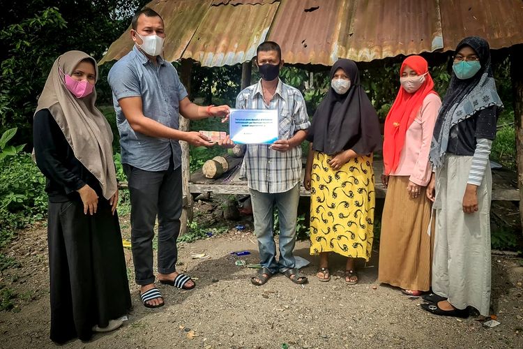 Aida Deni Putra, Anggota Polres Bireun, yang bertugas sebagai anggota Bhabinkamtibmas, Gampong Sarah Sirong bersama anggota komunitas kami peduli Bireuen menyerahkan bantuan biaya kepada keluarga anak penderita bocor jantung.