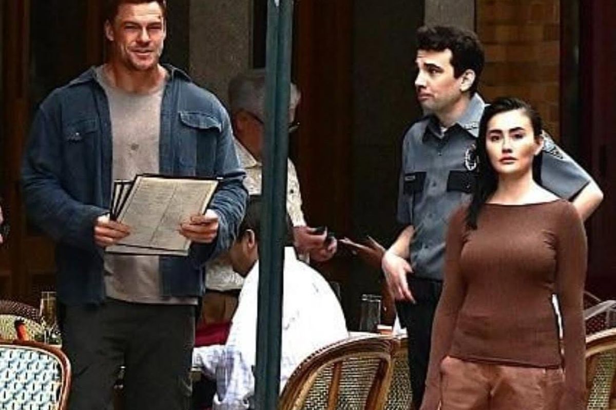 Agnez Mo dan Alan Ritchson saat syuting Serial Reacher Season 4 di Philadelphia