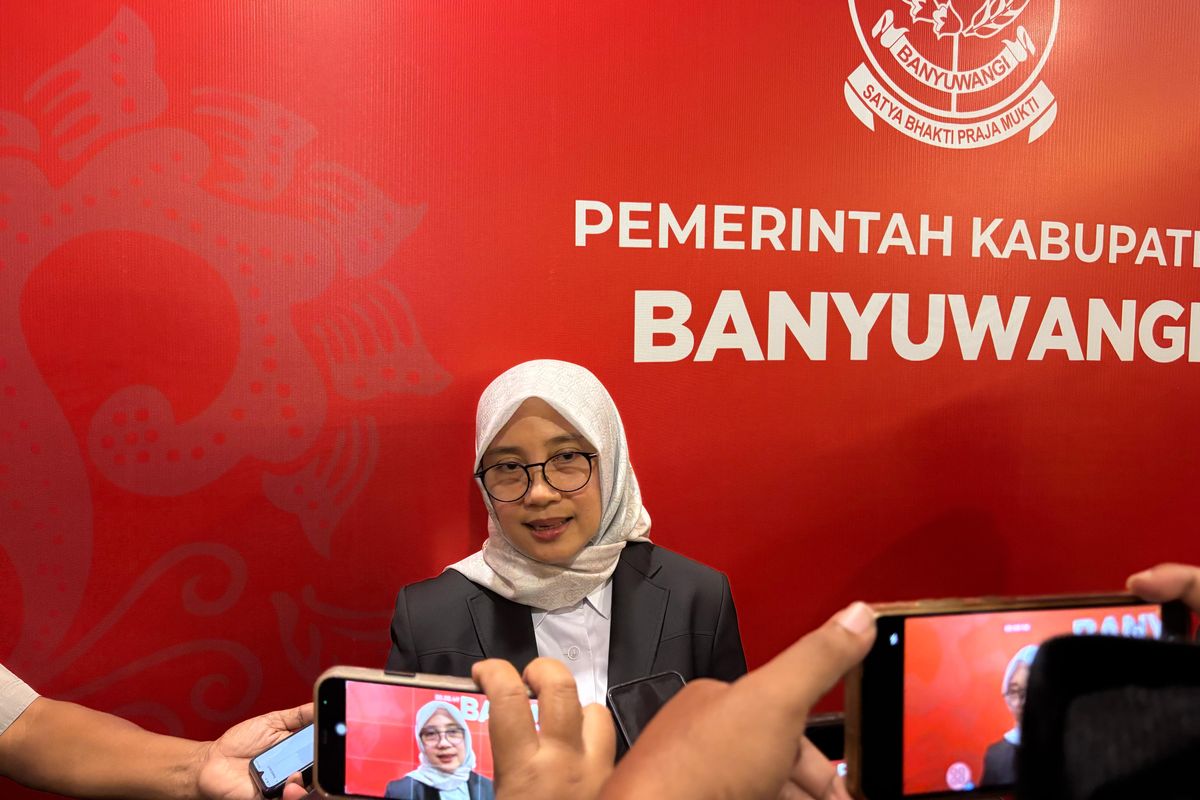 Bupati Banyuwangi Ipuk Fiestandani saat memberikan keterangan kepada awak media, Selasa (15/4/2025) 