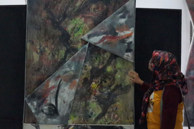 Lukisan dengan media tikar mendong karya Sulaiman atau Leeman saat dipamerkan di gedung Dewan Kesenian Malang (DKM) Kota Malang, Sabtu (21/7/2018)