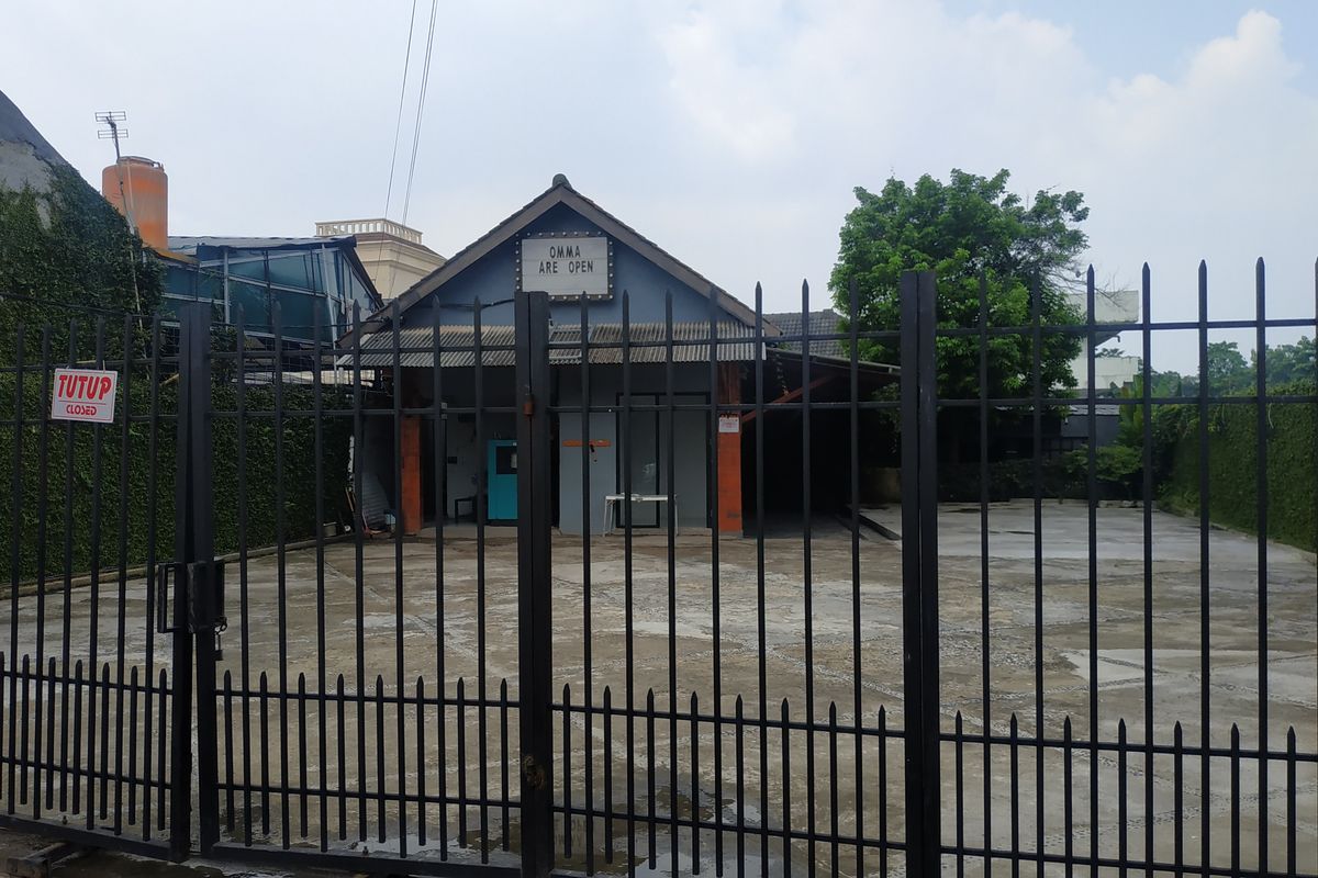 Kafe diduga milik anak Wali Kota Bekasi, Rahmat Effendi, di Jalan Raya Pekayon, Bekasi Selatan, tutup setelah disegel lantaran viral melanggar protokol kesehatan dengan adanya kerumunan. Gambar diambil pada Senin (7/6/2021).