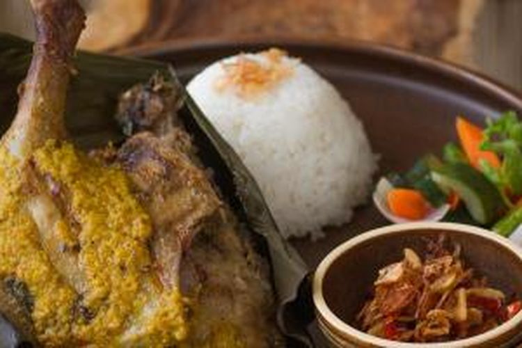 Bebek betutu, salah satu menu Restoran Bejana, di The Ritz-Carlton, Bali.