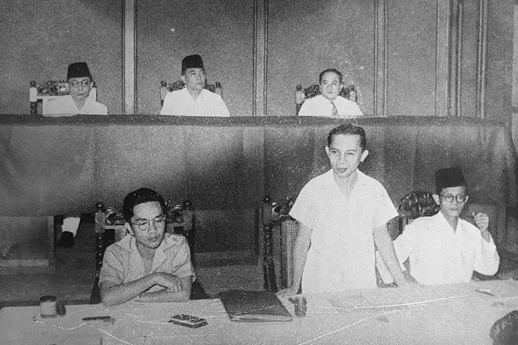 Perdana Menteri Sutan Sjahrir sedang membuka sidang pleno pertama Komite Nasional Indonesia Pusat (KNIP), pada 16 Oktober 1945 di Jakarta, di hadapan Presiden Soekarno dan Wakil Presiden Mohammad Hatta.