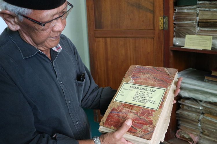 Raja Abdurrahman menunjukkan kitab karya Ibnu Sina yang hingga kini masih utuh tersimpan rapi di lemari Khutub Khanah yang berlokasi di Masjid Sultan Riau Pulau Penyengat