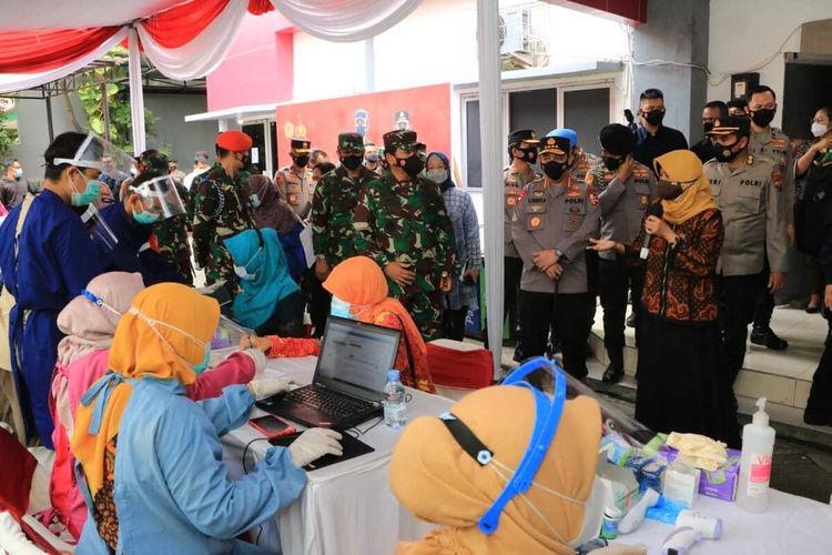 Panglima TNI Marsekal Hadi Tjahjanto dan Kapolri Jenderal Listyo Sigit Prabowo saat meninjau pelaksanaan vaksinasi massal di Puskesmas Gayungan, Kota Surabaya, Jawa Timur, Kamis (18/3/2021).