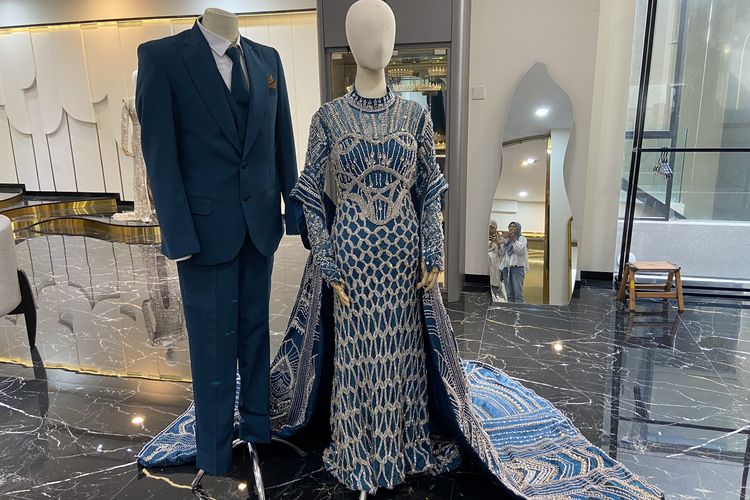 Motif jaring gawang di gaun pernikahan Sendy Aulia, istri Rizky Ridho, Senin (23/6/2025).