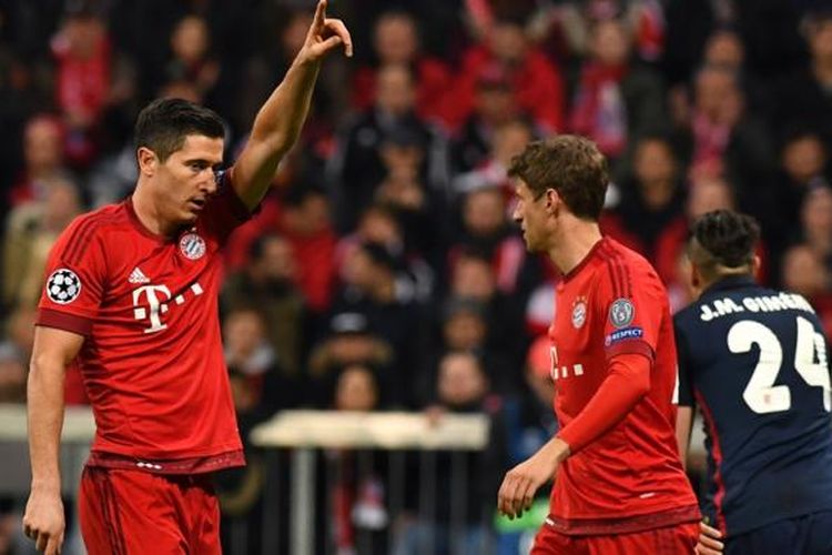 Robert Lewandowski (kiri) berinteraksi dengan Thomas Mueller saat Bayern Munich melawan Atletico Madrid pada partai semifinal Liga Champions di Stadion Allianz Arena, 3 Mei 2016.